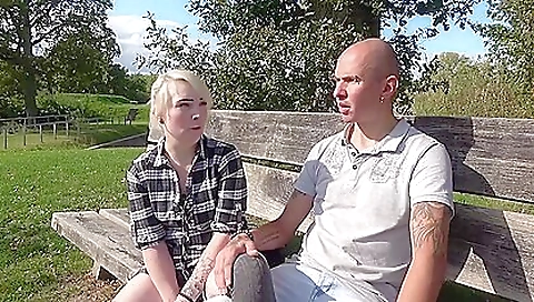 Sexy chick gets her pussy stretched with a dildota