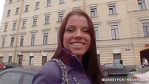 Sexy chick does a hot facial after transsensualnagio