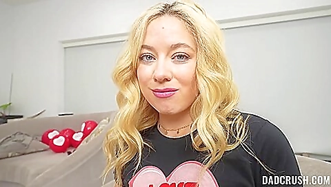 Mature woman has her pussy