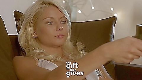 Sexy blonde like throat to fuck