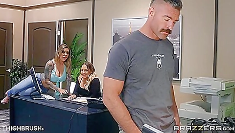 Sexy chick gets a hot creampie